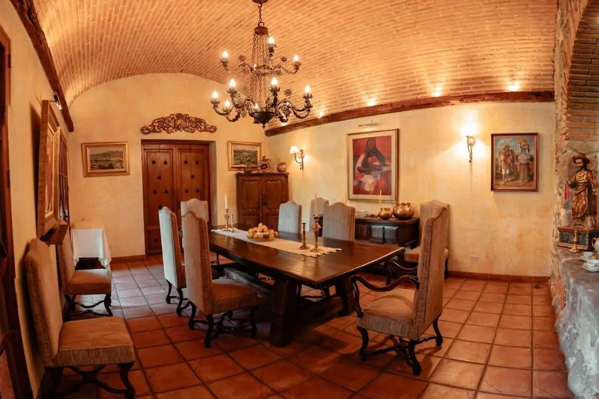 Posada De Los Leones Main 5Br Antigua