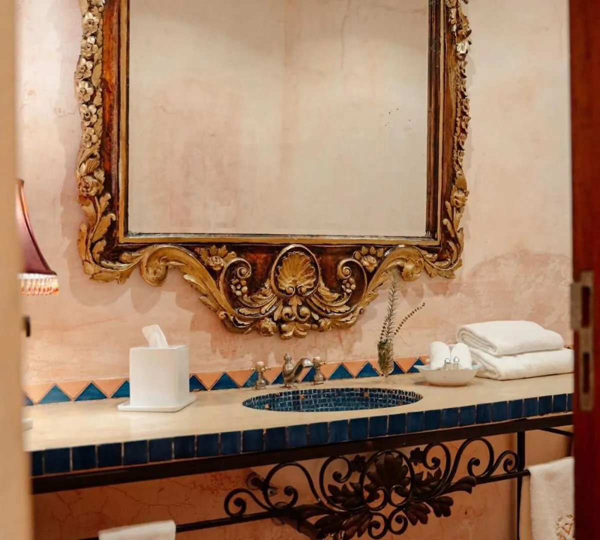 Bed & Breakfast Posada De Los Leones Main 5Br Antigua